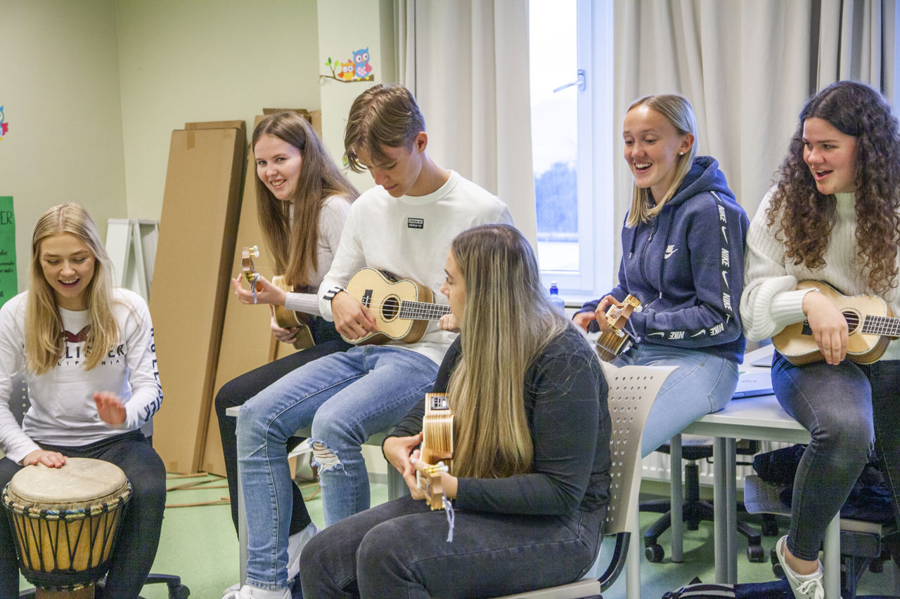 Bilde av elevar som spelar ukulele