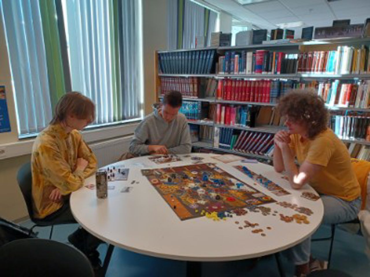 Bilde av elevar på biblioteket som spelar spill