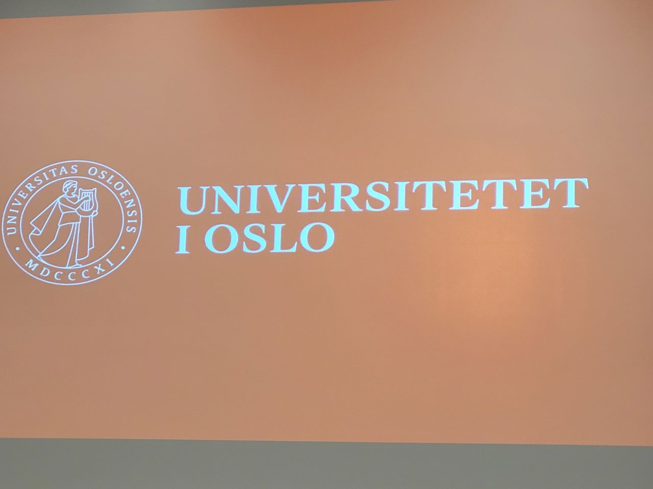 Plakat med navnet til Universitetet i Oslo