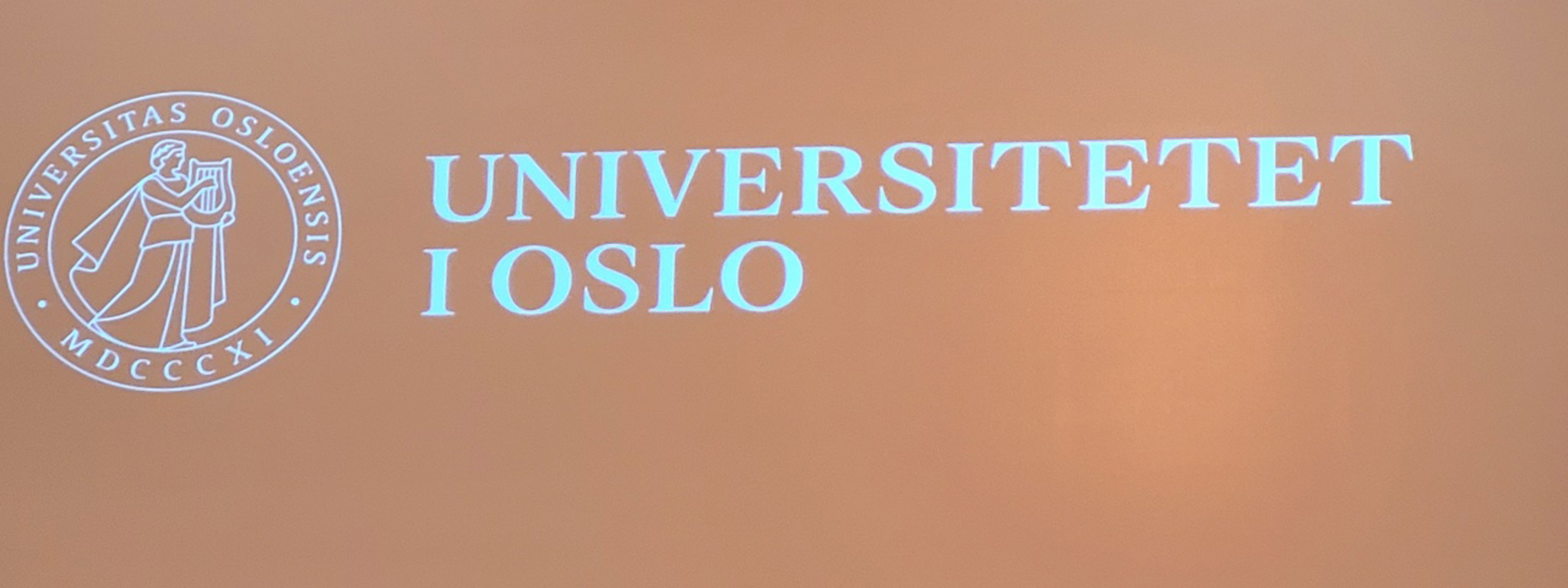 Plakat med navnet til Universitetet i Oslo