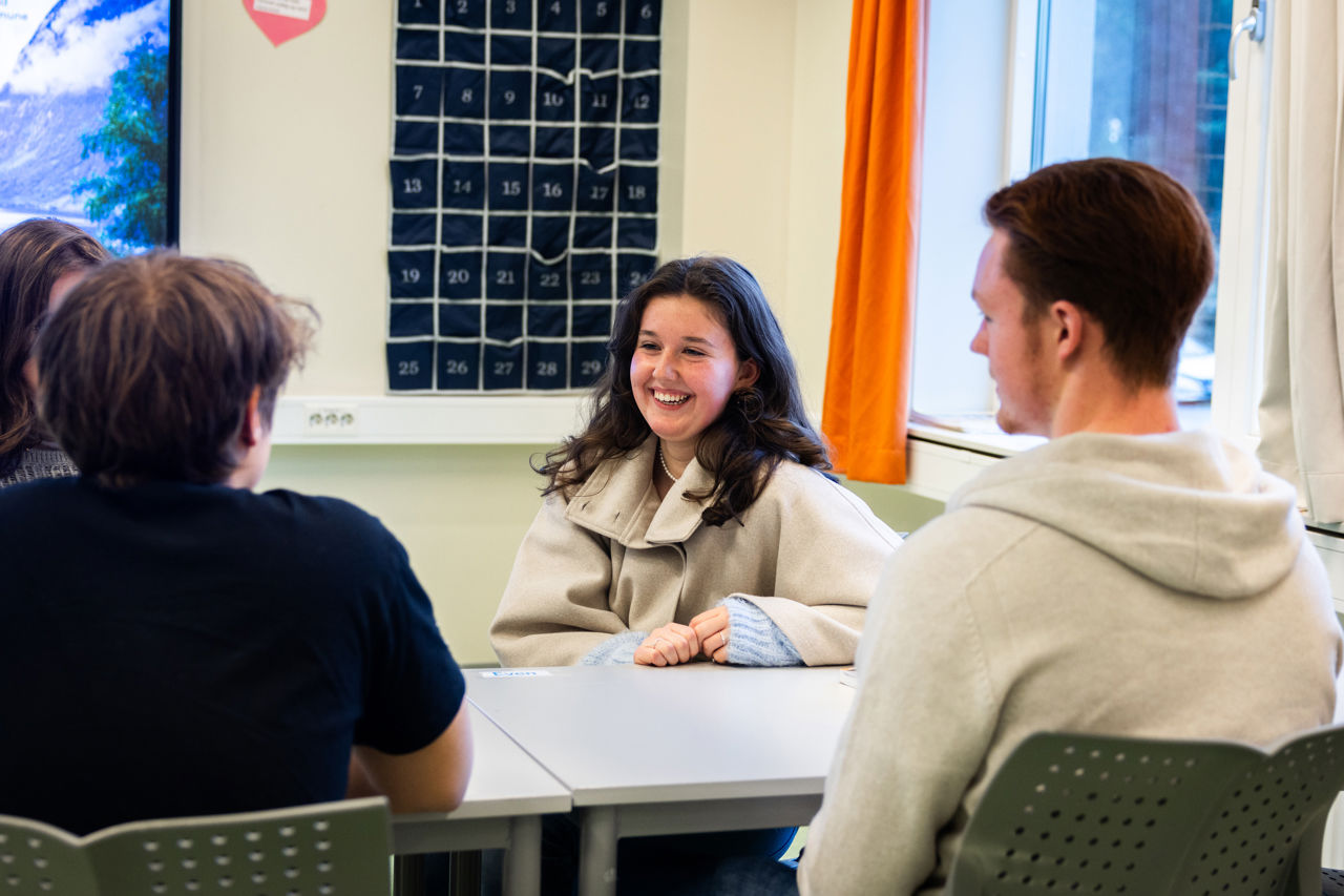 Bilde av tre elevar i klasserom