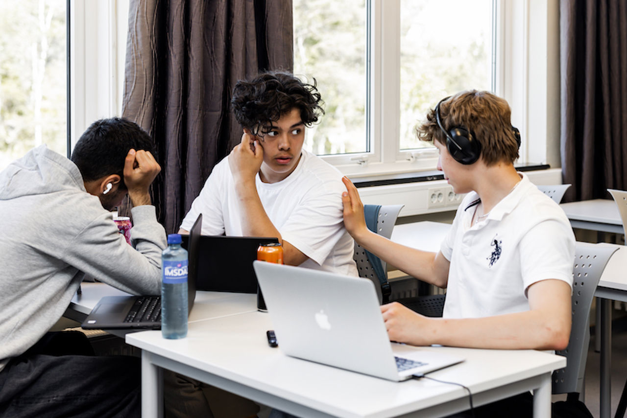 Bilde av tre gutar i klasserom med MAC