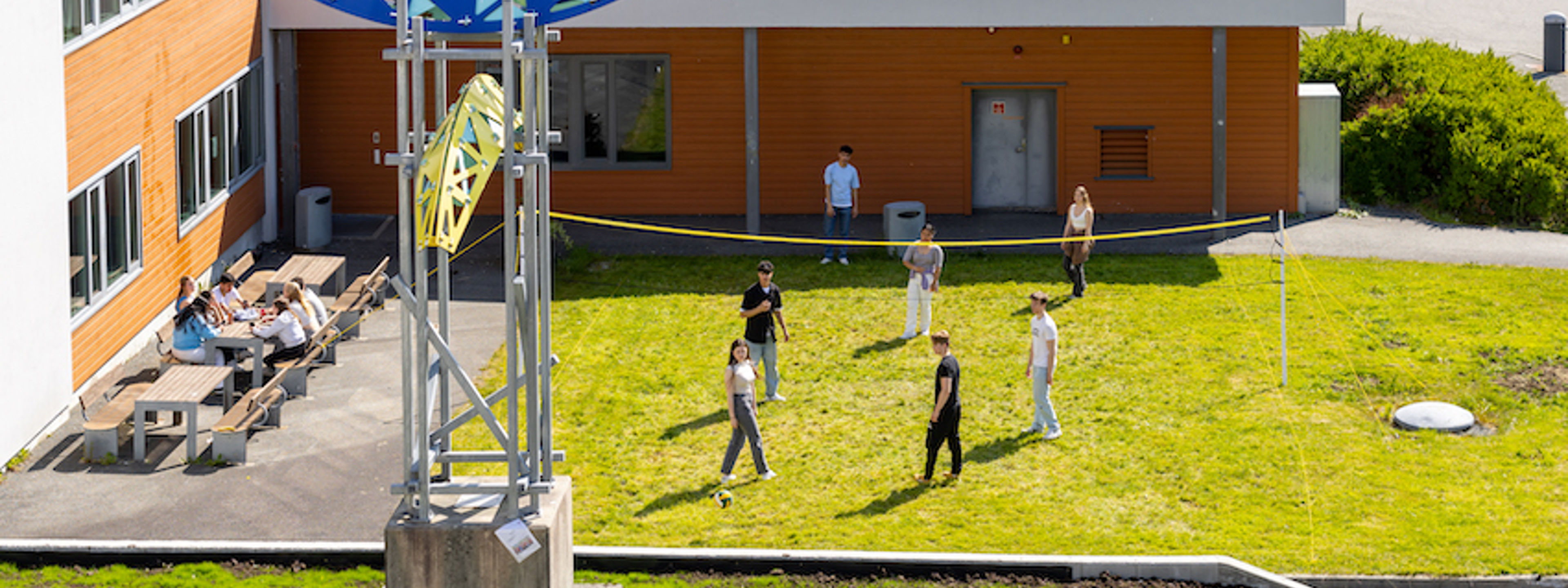Elevar som spelar volleyball