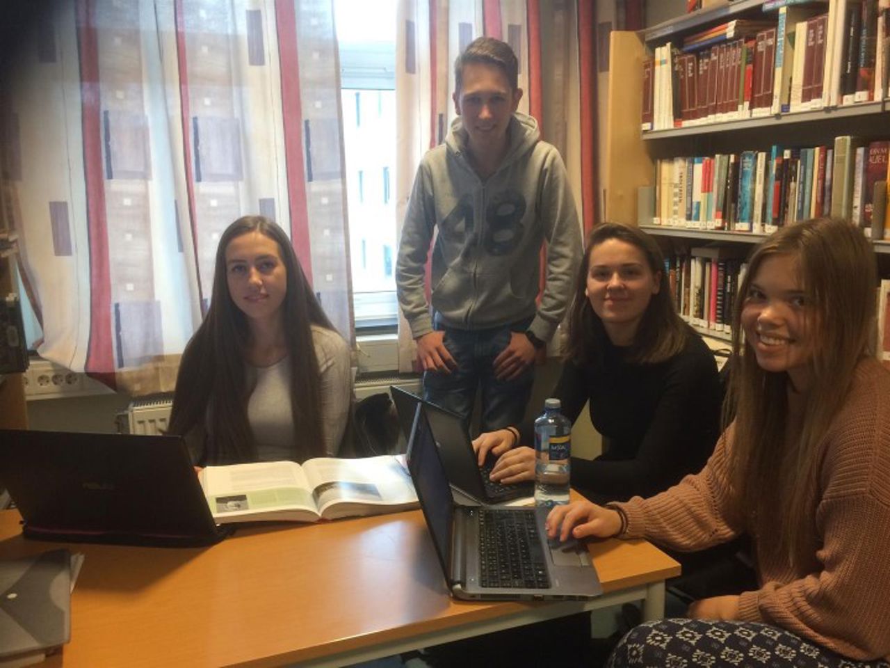 Elevar på biblioteket på Stølen