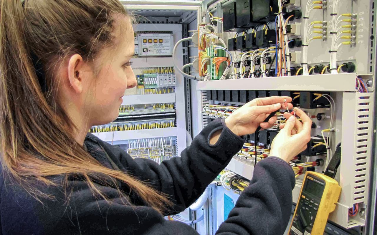 Bilde av elev som monterer i elektroskap